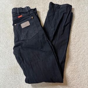 Like new Women’s wrangler black cowboy cut slim fit jeans